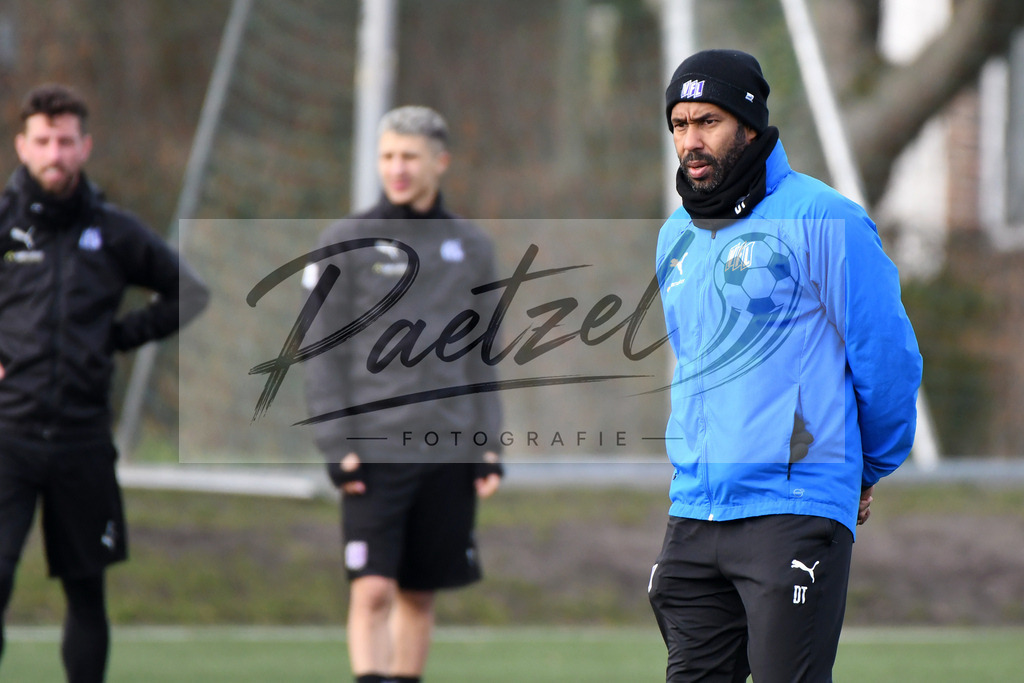 20200131_TRAOSN_0067 | Fußball, Herren: Trainer Daniel Thioune (VfL Osnabrueck) schaut waehrend der Trainingseinheit des VfL Osnabrueck im Sportpark Illoshoehe am 31.01.2020 in Osnabrueck, Deutschland. - Realisiert mit Pictrs.com