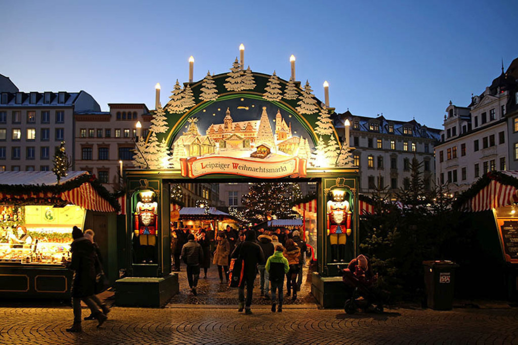 Leipziger Weihnachtsmarkt | Das Team hinter BILDLEXIKON LEIPZIG bündelt historische wie aktuelle Informationen über die Stadt Leipzig in Text und Bild auf einer Plattform und stellt diese der interessierten Öffentlichkeit zur Verfügung.