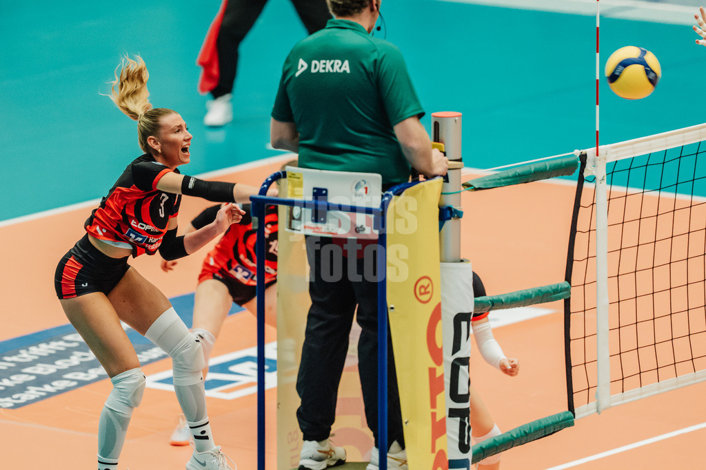 Volleyball | Frauen | Saison 2025/2026 | Volleyball Bundesliga | ETV Hamburger Volksbank Volleys vs. VfB Suhl LOTTO Thüringen | 07.03.2026 | Lina Köster (#3, ETV Hamburger Volksbank Volleys) beim Angriff