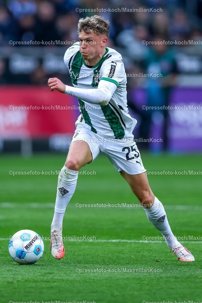 BMG21022501047 | 22.02.2025, Fußball, Borussia Mönchengladbach - FC Augsburg, 1. Fußball Bundesliga, Borussia-Park, Saison 2024 2025: Robin Hack (Mönchengl. #25)DFB regulations prohibit any use of photographs as image sequences and or quasi-video.