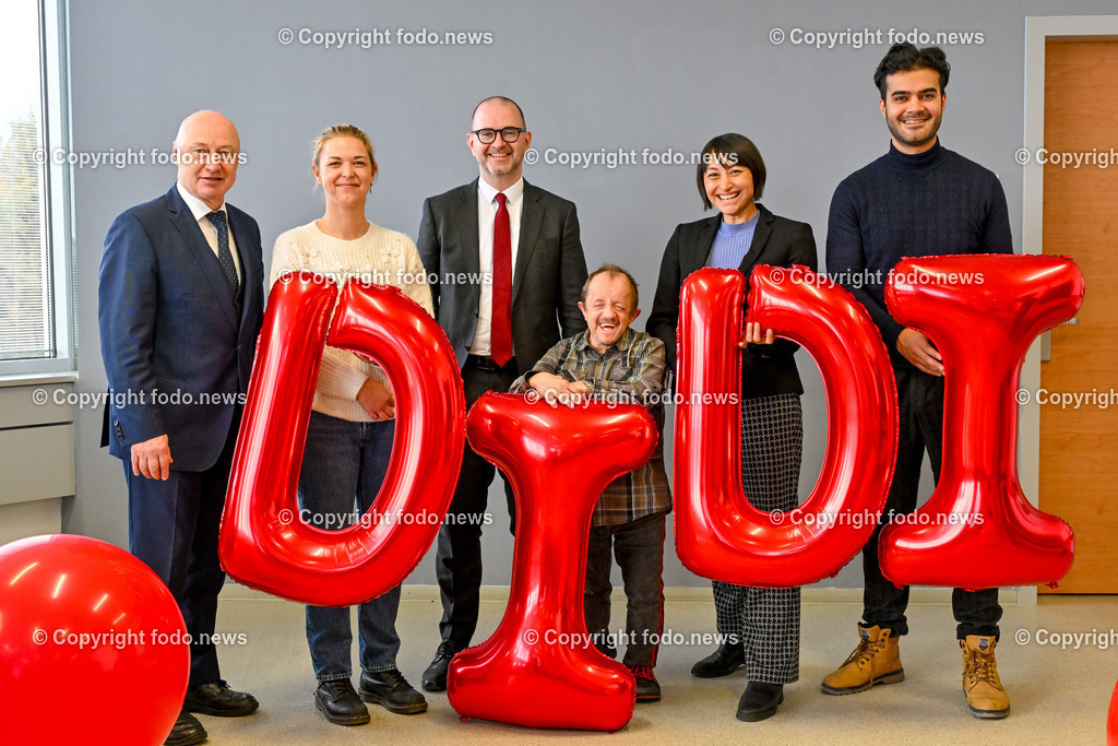 Pressekonferenz Personenkomitee fuer Didi Prammer_ 19.11.2024-29 | 19.11.2024, Linz, AUT, Pressekonferenz Personenkomitee fuer Didi Prammer, im Bild Manfred Schauberger (Sprecher des Personenkomitee), Alisha Jahn (Teamtrainerin Frauenfussballteam Blau Weiss), Dietmar Prammer (SP, Geschaeftsfuehrender VizeBgm. und Bgm. Kanditat), Markus Hinterleitner (Behindertensportverein BBRZ), Jasmine Chansri (Sprecherin des Personenkomitees), Umut Ovat (Student)