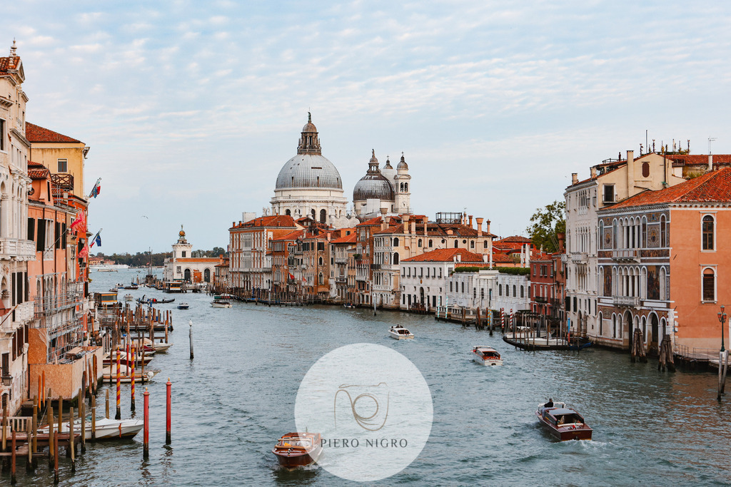 Impressionen der Lagune Venedigs im September 2022 | Ausblick von der Holzbrücke "Ponte dell' Accademia" über den Grand Canal auf "Basilica di Santa Maria della Salute" . Touristische Impressionen aus der Lagune Venedigs - Italien zur Zeit der 59. Biennale (23.04 - 27.11) am 30.09.2022. * View from Wood Bridge "Ponte dell' Accademia" über den Grand Canal auf "Basilica di Santa Maria della Salute" . 
Touristic Impressions during 59th Biennale from Lauga of Venice -Italy (April 23 - November 27) Sept 30, 2022 - Realisiert mit Pictrs.com