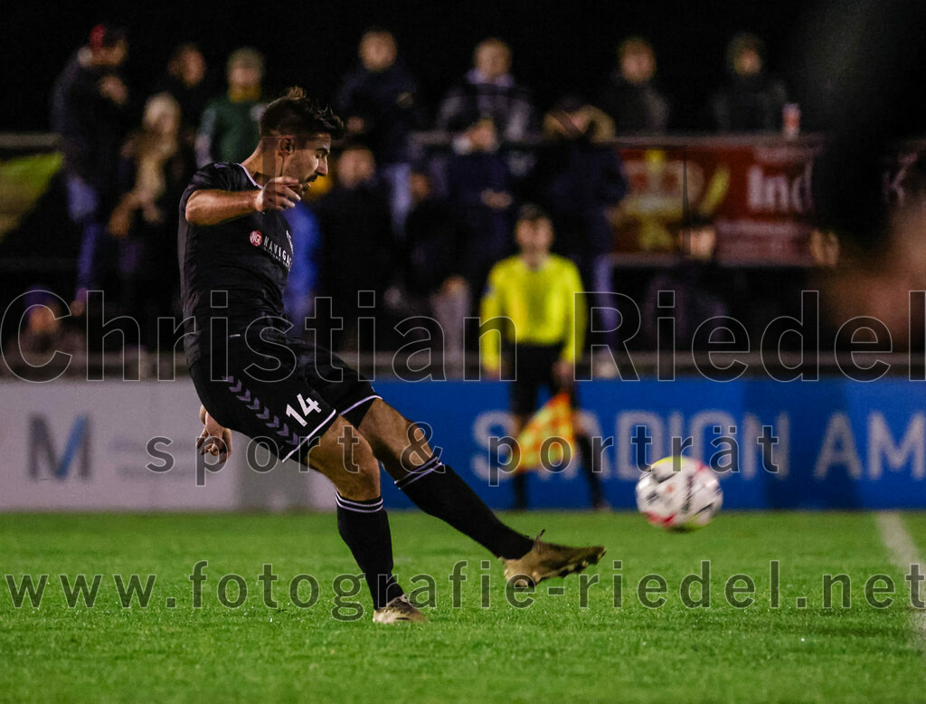 2023-10-27_123_VfB_Hallbergmoos_gegen_FC_Schwaig | Hallbergmoos, Deutschland, 27.10.2023:
Fußball, Landesliga Südost 2023 / 2024, 18. Spieltag, VfB Hallbergmoos gegen FC Schwaig, Endergebnis: 2:3

Johannes Empl (FC Schwaig, #14)

Foto: Christian Riedel / fotografie-riedel.net