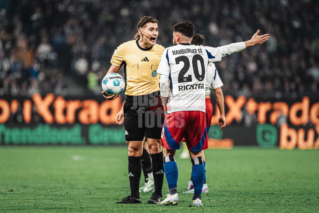 Fußball | Männer | Saison 2024/2025 | 2. Fußball-Bundesliga | 27. Spieltag | Hamburger SV vs. SV 07 Elversberg | 28.03.2025 | v.l. Diskussio zwischen Schiedsrichter Felix Prigan und Marco Richter (#20, HSV)
