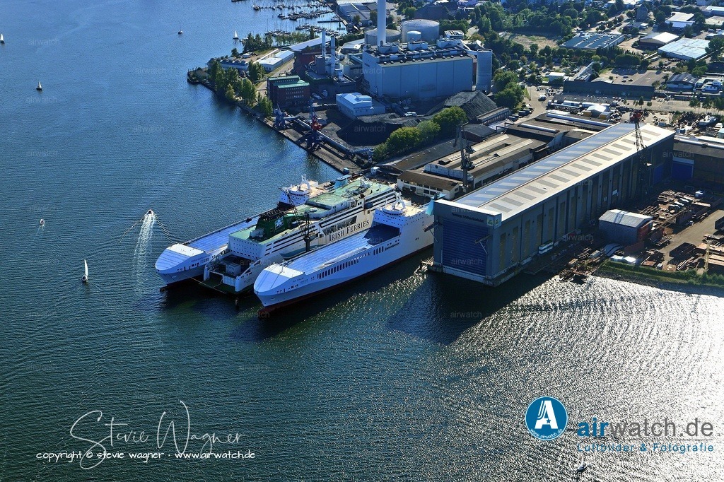 Die Flensburger Schiffbau-Gesellschaft (FSG) wurde am 26. September 1872 gegründet | Die Flensburger Schiffbau-Gesellschaft (FSG) wurde am 26. September 1872 gegründet und ist damit eine der ältesten Werften Deutschlands. Seit ihrer Gründung ist die Werft direkt am Flensburger Hafen ansässig und hat über 750 Schiffe unterschiedlichster Bauart gebaut, darunter Fracht-, Passagier- und Viehdampfer, Drei-Mastschoner, Offshore-Docks, U-Boote, Massengutfrachter, Containerschiffe und RoRo-Fähren. Der erste Neubau, das Stahlschiff Doris Brodersen, wurde bereits 1875 in Dienst gestellt.