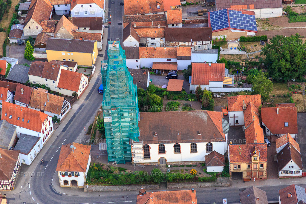 Luftbild: katholische Kirche eingerüstet von Leidner GmbH Gerüstbau, Landau in Ottersheim bei Landau im Bundesland Rheinland-Pfalz in Deutschland. Foto: IMG_083705.jpg vom 24.07.2015 durch Werner Riehm/FLY-FOTO.de