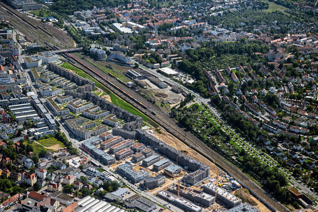 4050766 | REGENSBURG 02.09.2021 Wohngebiet einer Mehrfamilienhaussiedlung " Das DÖRNBERG " an der Kumpfmühler Straße Ecke Friedrich-Niedermeyer-Straße im Ortsteil Westviertel in Regensburg im Bundesland Bayern, Deutschland. Weiterführende Informationen bei: Allmann Sattler Wappner Architekten GmbH,  Bucher Properties GmbH,  Dörnberg-Viertel Projekt GmbH &amp; Co. KG,  Hubert Haupt Immobilien Holding e.K.. // Residential area of a??a??a multi-family housing estate "Das DOeRNBERG" in the district of Westviertel in the district Westviertel in Regensburg in the state of Bavaria, Germany. Further information at: Allmann Sattler Wappner Architekten GmbH,  Bucher Properties GmbH,  Doernberg-Viertel Projekt GmbH &amp; Co. KG,  Hubert Haupt Immobilien Holding e.K.. Foto: Gerhard Launer