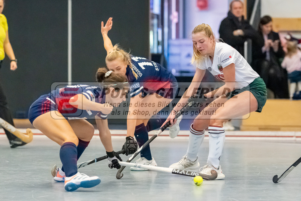 HK_20230107_102153 | 1. Bundesliga ( Halle ) Damen Düsseldorfer HC -  Crefelder HTC am 7.1.2023 Düsseldorfer HC, Düsseldorf , Rosser Mia ( Crefelder HTC #18 ) , Clara Ycart ( Düsseldorfer HC #10 ) ,  Sara Strauss ( Düsseldorfer HC #11 )