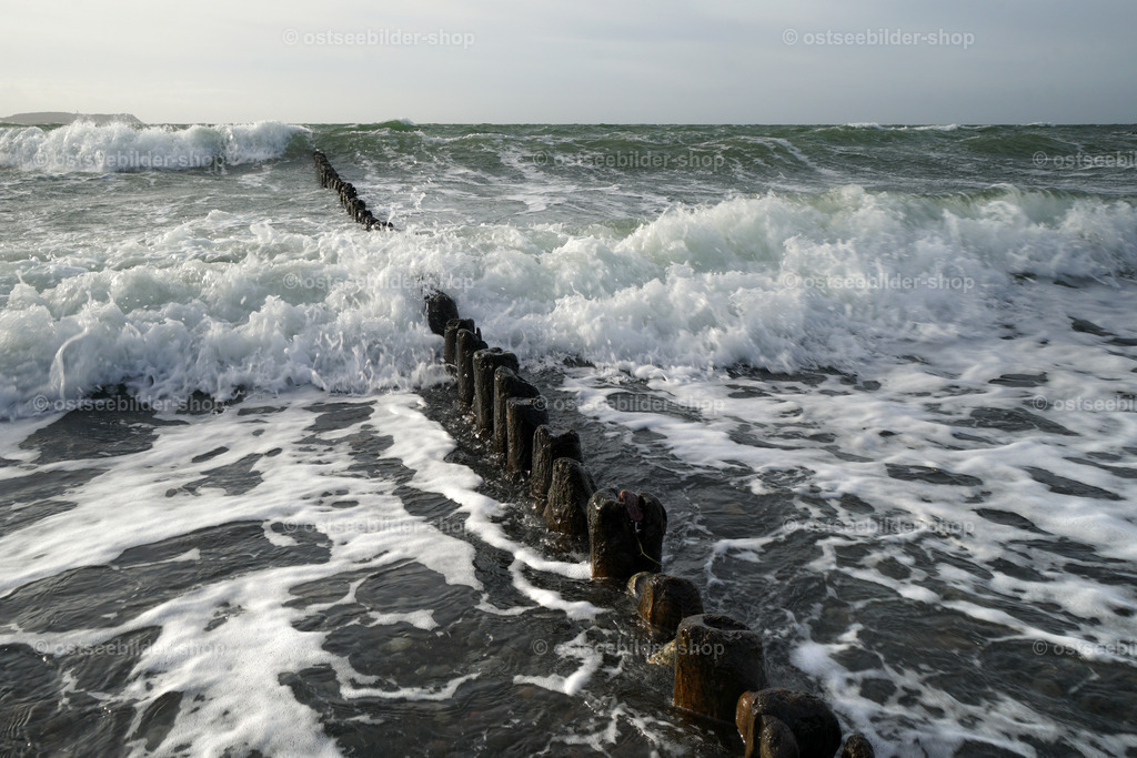 Buhne in stürmischer Brandung | Exklusive Ostseebilder für Praxis, Büro und Zuhause | als Wandbild im Wunschformat | Acrylglas, Leinwand, Alu-Dibond, Poster