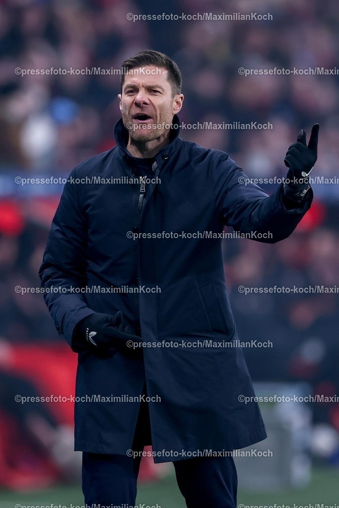 Lev15022501205 | 15.02.2025, Fußball, Bayer 04 Leverkusen - FC Bayern München, 1. Fußball Bundesliga, 22. Spieltag, BayArena, Saison 2024 2025: Cheftrainer Xabi Alonso (Bayer 04 Leverkusen Trainer) steht gestikulierend am SpielfeldrandDFB regulations prohibit any use of photographs as image sequences and or quasi-video.