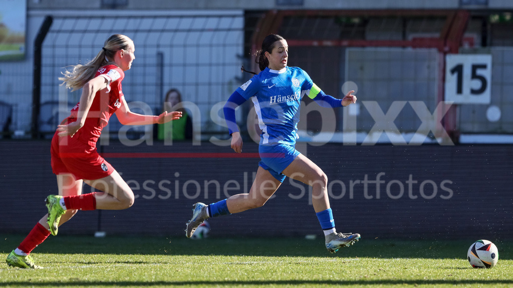 Fussball, 2. Frauen-Bundesliga, SV Meppen - SC Freiburg II | v.li.: Mia-Lena Maas (SC Freiburg II, 4) und Selma Licina (SV Meppen, 18) im Laufduell, Zweikampf, Duell, Dynamik, Aktion, Action, Spielszene, DIE DFB-RICHTLINIEN UNTERSAGEN JEGLICHE NUTZUNG VON FOTOS ALS SEQUENZBILDER UND/ODER VIDEOÄHNLICHE FOTOSTRECKEN. DFB REGULATIONS PROHIBIT ANY USE OF PHOTOGRAPHS AS IMAGE SEQUENCES AND/OR QUASI-VIDEO.