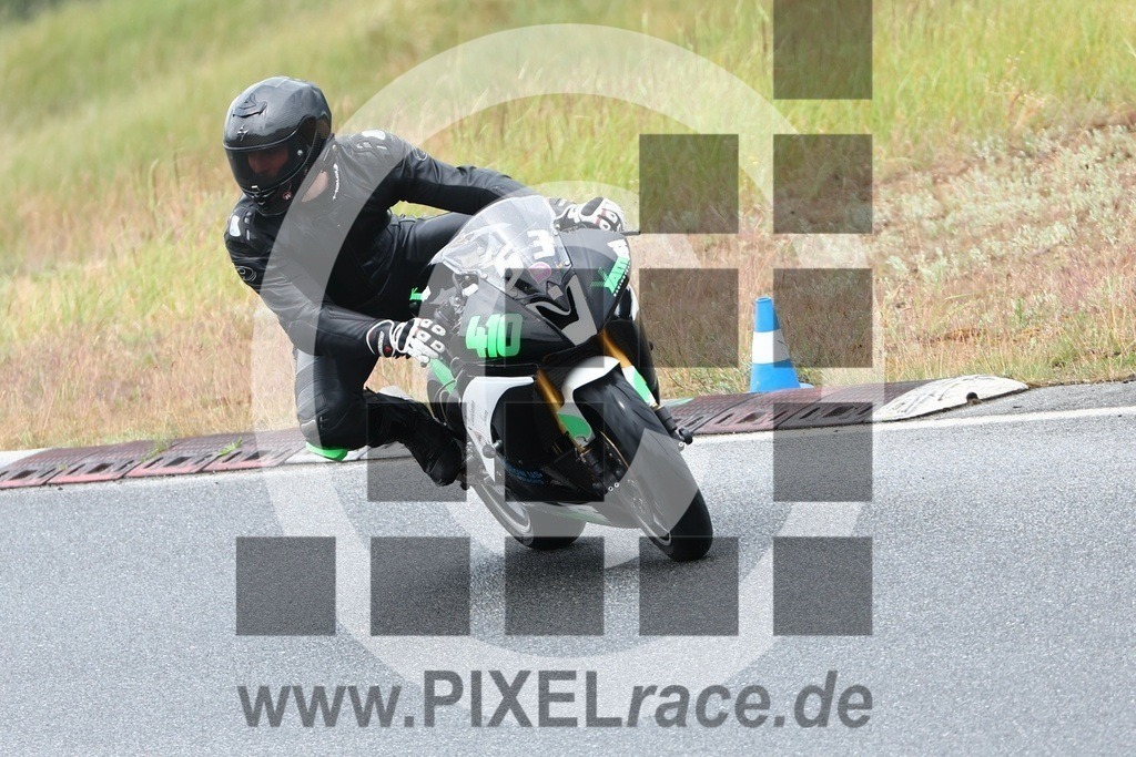 0410-20250608_10761 | Schöne Erinnerungen an spannende Momente - das festzuhalten ist unser Job. PIXELrace.de ist seit 2003 auf den Rennstrecken Europas unterwegs um die Action draußen beim Fahren und die wunderbare Stimmung imm Fahrerlager für euch einzufangen.