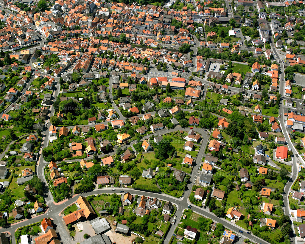 2615769 | LAUTERBACH (HESSEN) 09.06.2006 Wohngebiet einer Einfamilienhaus- Siedlung  in Lauterbach (Hessen) im Bundesland Hessen, Deutschland // Single-family residential area of settlement  in Lauterbach (Hessen) in the state Hesse, Germany Foto: Gerhard Launer