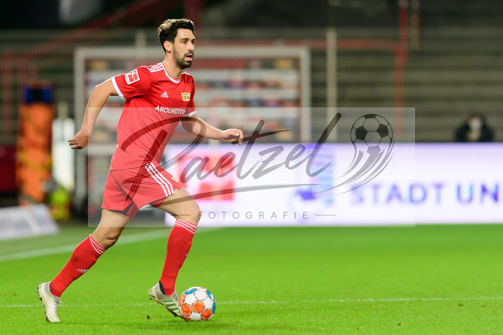 FCUFRE20211215_022 | Fussball, Herren: Rani Khedira (1. FC Union Berlin) in Aktion, am Ball, Einzelaktion bei dem Spiel der 1. Bundesliga zwischen 1. FC Union Berlin und SC Freiburg im Stadion An der Alten Foersterei am 15.12.2021 in Berlin, Deutschland.DFB / DFL REGULATIONS PROHIBIT ANY USE OF PHOTOGRAPHS AS IMAGE SEQUENCES AND/OR QUASI-VIDEO. - Realisiert mit Pictrs.com