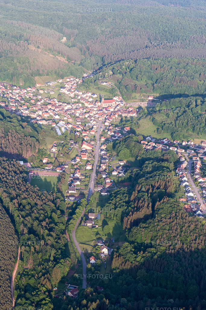 Vue aérienne: Cherche à Soucht dans le département Moselle, France. Photo: IMG_107277.jpg prise le 18/05/2018 par Werner Riehm/FLY-FOTO.euRésolution de l'original: 3387 x 5081 px