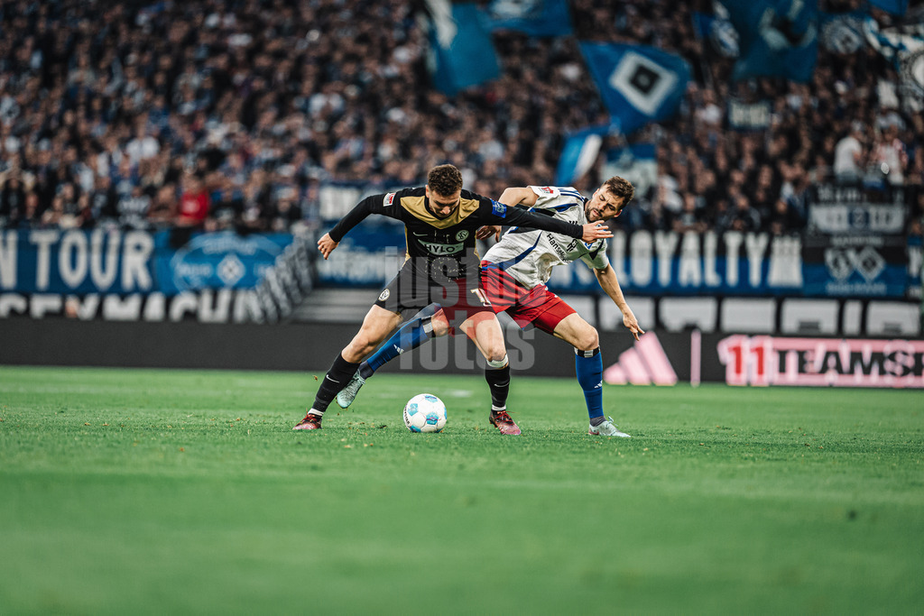 Fußball | Männer | Saison 2024/2025 | 2. Fußball-Bundesliga | 27. Spieltag | Hamburger SV vs. SV 07 Elversberg | 28.03.2025 | v.l. Fisnik Asllani (#10, SV 07 Elversberg) gegen Jonas Meffert (#23, HSV)