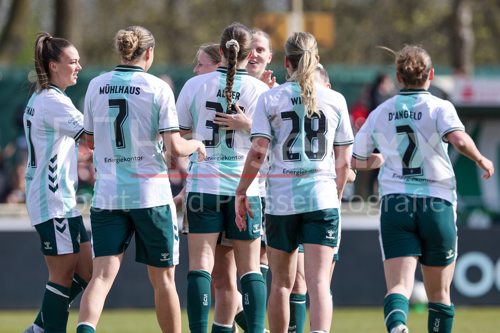 Fussball, Google Pixel Frauen-Bundesliga, SV Werder Bremen - SGS Essen | Spielerinnen des SV Werder Bremen mit Torjubel, Jubel, jubeln, jubelt, optimistisch, Spielszene, Highlight, Freude über das Tor zum 1:0, DIE DFB-RICHTLINIEN UNTERSAGEN JEGLICHE NUTZUNG VON FOTOS ALS SEQUENZBILDER UND/ODER VIDEOÄHNLICHE FOTOSTRECKEN. DFB REGULATIONS PROHIBIT ANY USE OF PHOTOGRAPHS AS IMAGE SEQUENCES AND/OR QUASI-VIDEO.
