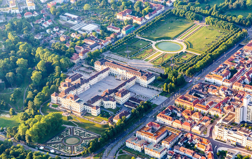 Luftbild: Schloßpark blühendes Barock von Schloß Residenzschloss Ludwigsburg und Favoritepark in Ludwigsburg im Bundesland Baden-Württemberg in Deutschland. Foto: IMG_101543.jpg vom 08.07.2017 durch Werner Riehm/FLY-FOTO.de