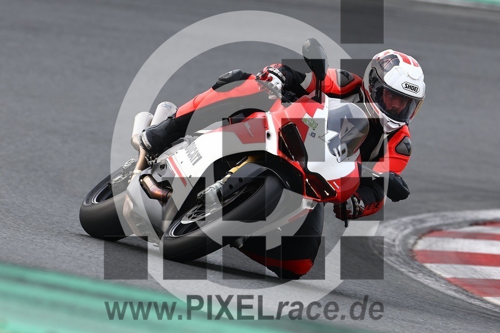 0019-20240913_04427 | Schöne Erinnerungen an spannende Momente - das festzuhalten ist unser Job. PIXELrace.de ist seit 2003 auf den Rennstrecken Europas unterwegs um die Action draußen beim Fahren und die wunderbare Stimmung imm Fahrerlager für euch einzufangen.