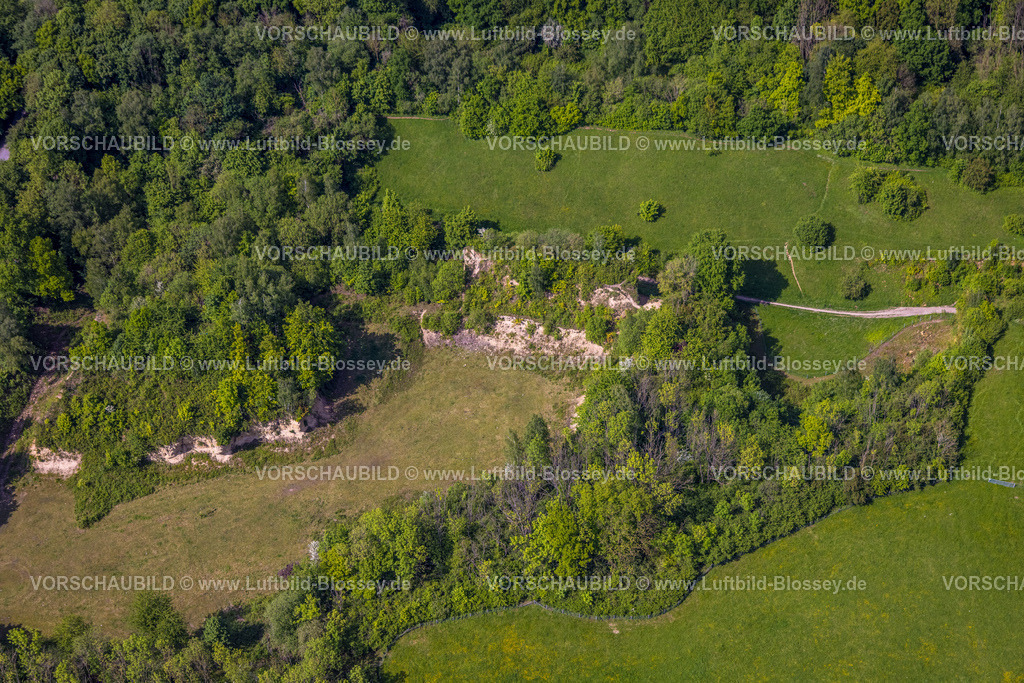 Buende240505209NSG-ImDoberg | Luftbild, Naturdenkmal Doberg, geologische Fundstätte tertiärer Fossilien, Ort mit Millionen Jahre Erdgeschichte, Doberg, Bünde, Ostwestfalen, Nordrhein-Westfalen, Deutschland