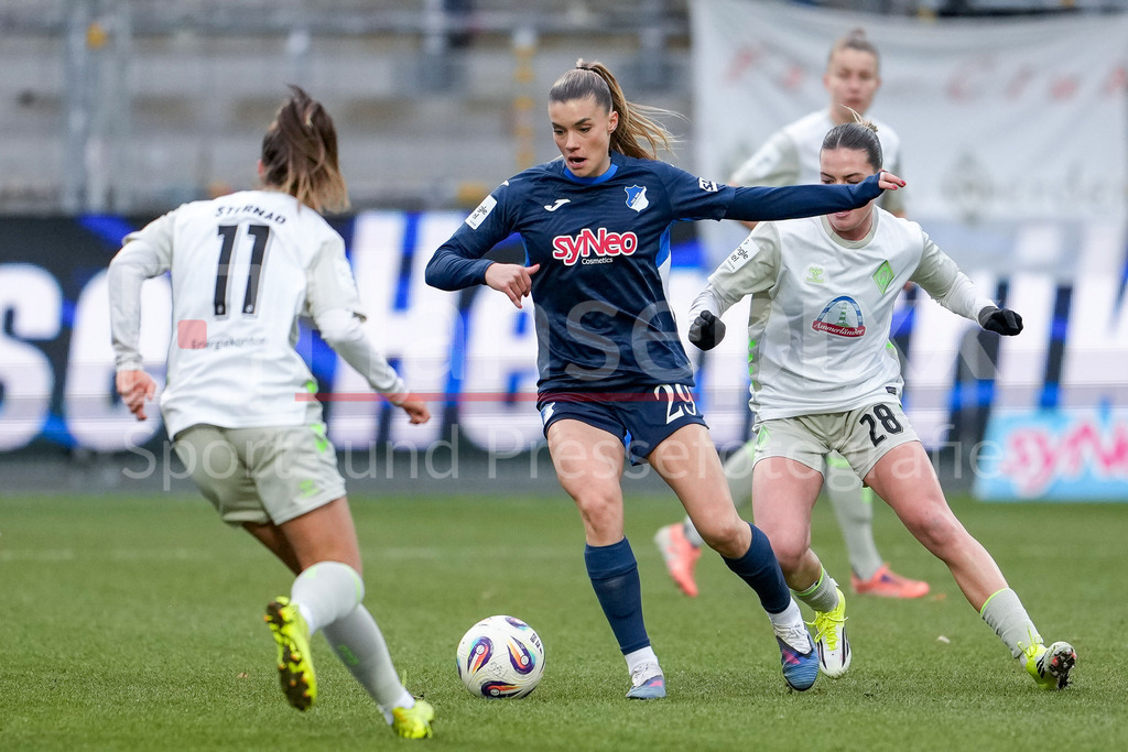 Fussball, Google Pixel Frauen-Bundesliga, TSG 1899 Hoffenheim - SV Werder Bremen | v.li.: Maja Sternad (Werder, 11), Selina Cerci (TSG, 29), Juliane Wirtz (Werder, 28), Zweikampf, Spielszene, Duell, duel, tackle, tackling, Dynamik, Action, Aktion, 01.02.2026, Sinsheim (Hoffenheim)  (Deutschland), Fussball, Google Pixel Frauen-Bundesliga, TSG 1899 Hoffenheim - SV Werder Bremen, DFB/DFL REGULATIONS PROHIBIT ANY USE OF PHOTOGRAPHS AS IMAGE SEQUENCES AND/OR QUASI-VIDEO., DIE DFB-RICHTLINIEN UNTERSAGEN JEGLICHE NUTZUNG VON FOTOS ALS SEQUENZBILDER UND/ODER VIDEOÄHNLICHE FOTOSTRECKEN. DFB REGULATIONS PROHIBIT ANY USE OF PHOTOGRAPHS AS IMAGE SEQUENCES AND/OR QUASI-VIDEO.