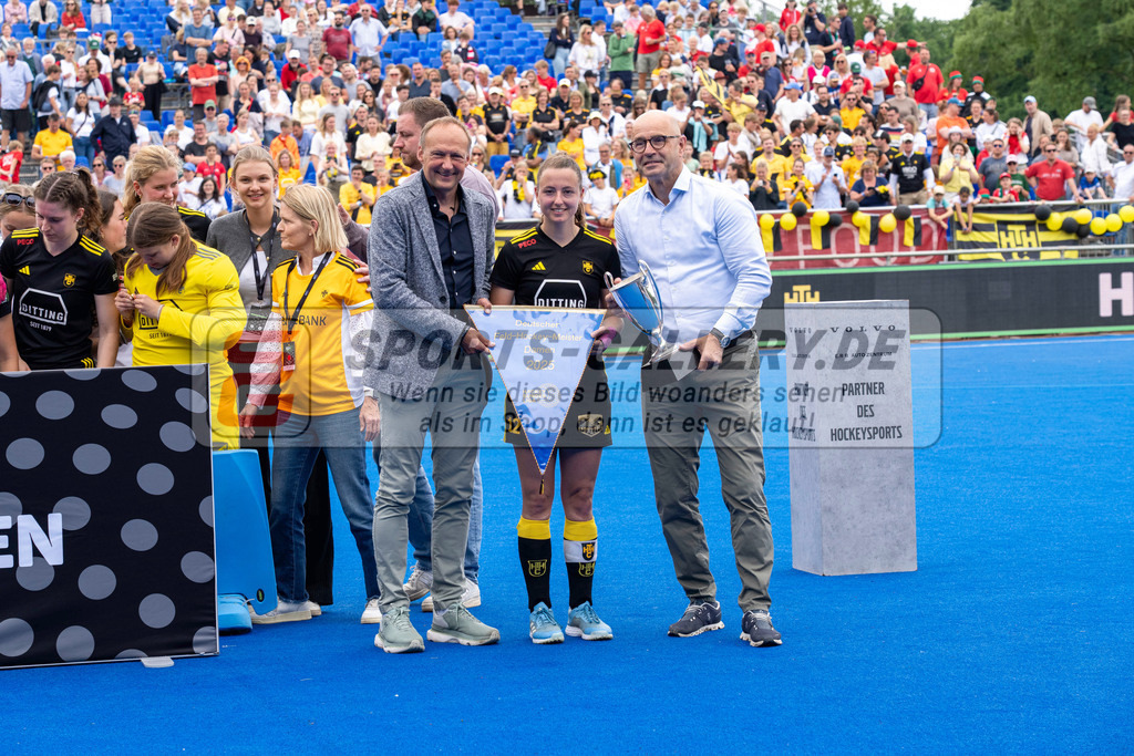 Final4_20250601-1218-HK108391 | Krefeld, Deutschland, 01.06.2025:  Feldhockey Final4 2025 – „Deutsche Feldhockey-Meisterschaften 2025“ Harvestehuder HTC - Düsseldorfer HC (Finale Damen) im Gerd-Wellen-Hockeyanlage am 01.06.2025 in Krefeld, Deutschland. (Foto von Kramhöller/Fehrmann/Kaste)Krefeld, Germany, 01.06.2025: Feldhockey Final4 2025 – „Deutsche Feldhockey-Meisterschaften 2025“ Harvestehuder HTC - Düsseldorfer HC (Finale Damen) in Gerd-Wellen-Hockeyanlage at 01.06.2025 in Krefeld, Deutschland. (Foto from Kramhöller/Fehrmann/Kaste)