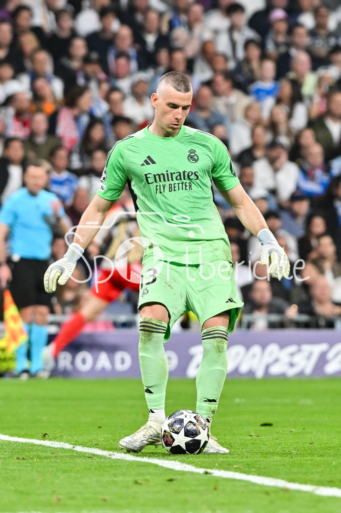 Real Madrid - FC Bayern München | MADRID, SPAIN - 07. APRIL: with Ball Andriy LUNIN (Real Madrid 13) during the UEFA Champions League match between Real Madrid vs. FC Bayern Munich on Quarterfinal first leg at Estadio Santiago Bernabeu