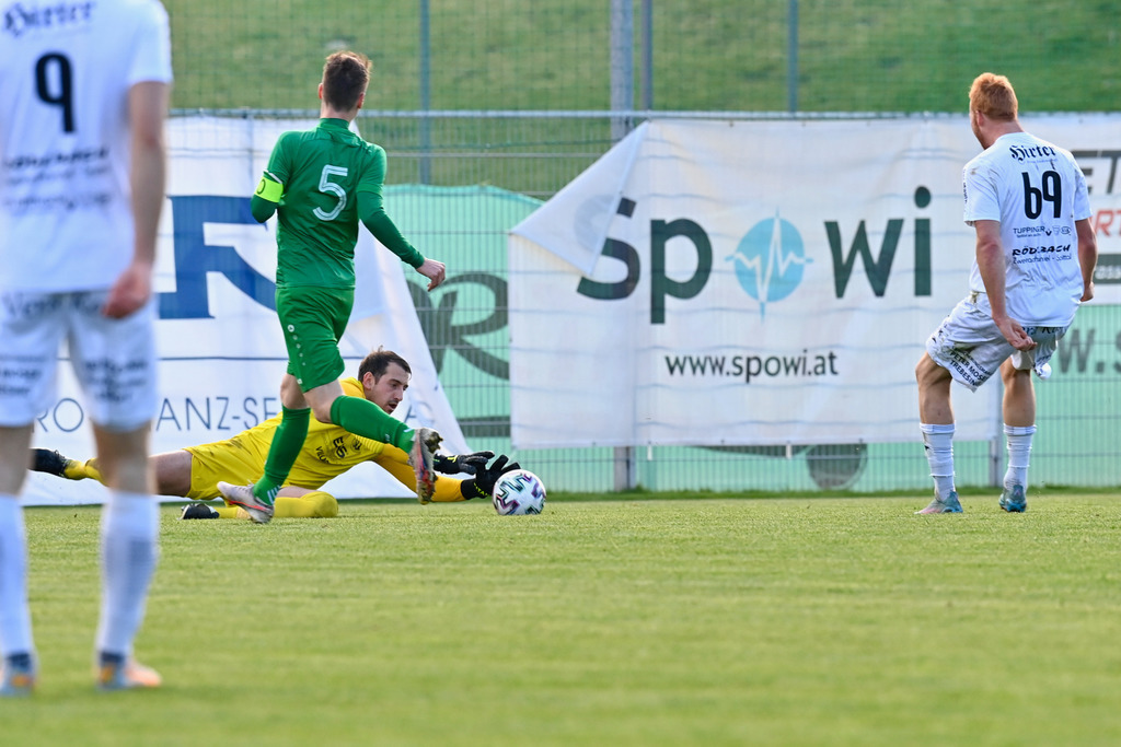SC Landskron vs. FC Lendorf 12.11.2022 | #5 Lukas Anton Kofler, #1 Alen Brandic, #69 Christian Wernisch
