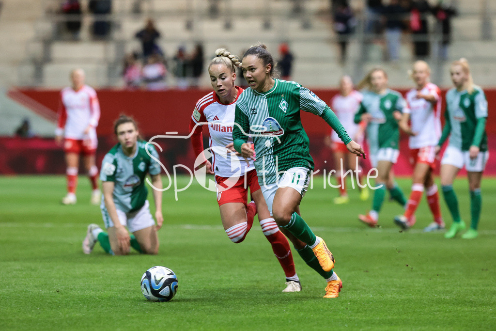 FC Bayern München Frauen - SV Werder Bremen Frauen | im Duell Giulia GWINN (FCB #7) und Maja STERNAD (SVW #11) / Zweikampf