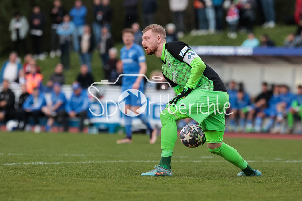FV Illertissen - FC Bayern Amateure | FVI Keeper Felix THIEL (FVI #1) am BAll / Freisteller / Einzelfoto