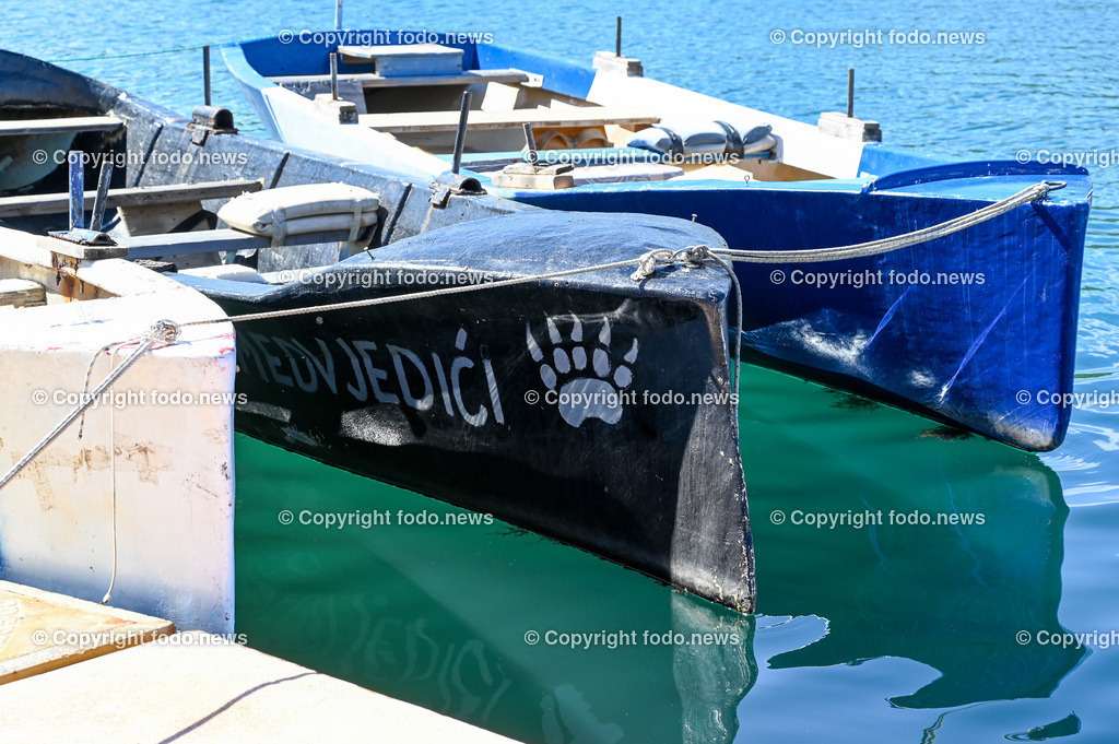 Kroatien_ Korcula_ Insel in Sueddalmatien_ Vela Luka_ 10.09.2024-48 | 10.09.2024, Kroatien, HRV, Korcula, Insel in Sueddalmatien, Vela Luka im Bild Hafen, Hafenansichten, Boot, Boote, Schiff, Schiffe, Gebauede, Adria, Meer, StadtansichtenVela Luka, woertlich Großer Hafen ist ein kroatischer Hafenort auf der Insel Korčula in der oestlichen Adria. Quelle: Wikipedia