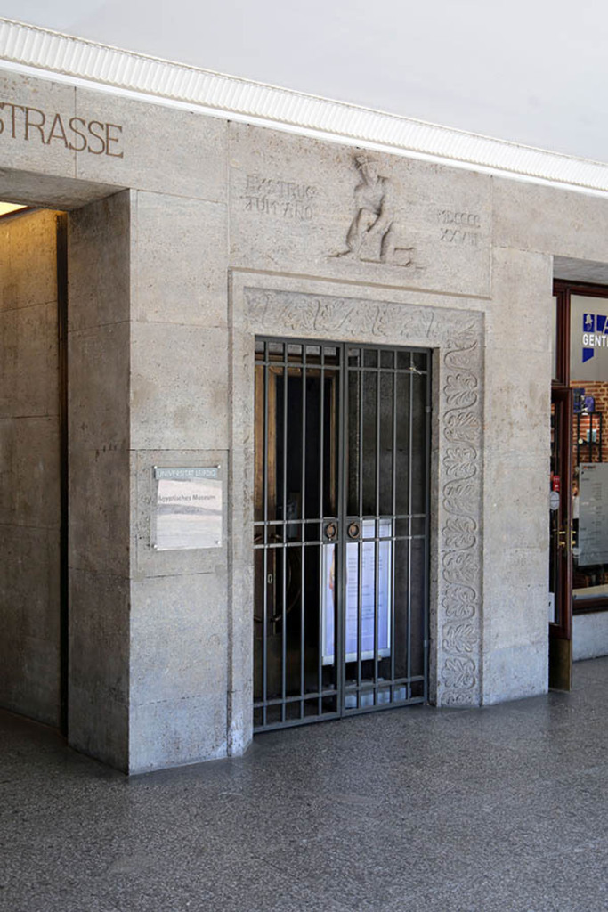 Ägyptisches Museum - Georg Steindorff - der Universität Leipzig - Eingang | Das Team hinter BILDLEXIKON LEIPZIG bündelt historische wie aktuelle Informationen über die Stadt Leipzig in Text und Bild auf einer Plattform und stellt diese der interessierten Öffentlichkeit zur Verfügung.