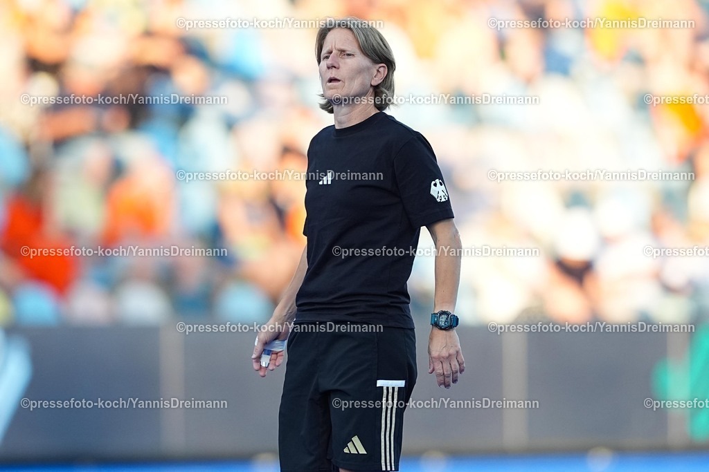 xydrx11082503049 | 11.08.2025, xydrx, Frauen EuroHockey Championship 2025, Gruppenphase, Gruppe A, Deutschland - Niederlande, Sparkassenpark Mönchengladbach: Janneke Schopman (Cheftrainer Deutsche Feldhockey Nationalmannschaft)