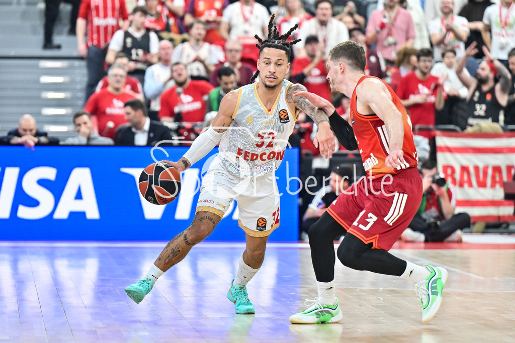 FC Bayern Basketball - AS Monaco Basket | MUNICH, GERMANY - 05. FEBRUARY: im Duell Matthew STRAZEL (AS Monaco Basket 32) und Andreas OBST (FC Bayern Basketball 13) während dem Match zwischen dem FC Bayern Basketball und dem AS Monaco Basket am 27. Spieltag der EuroLeague im SAP GARDEN