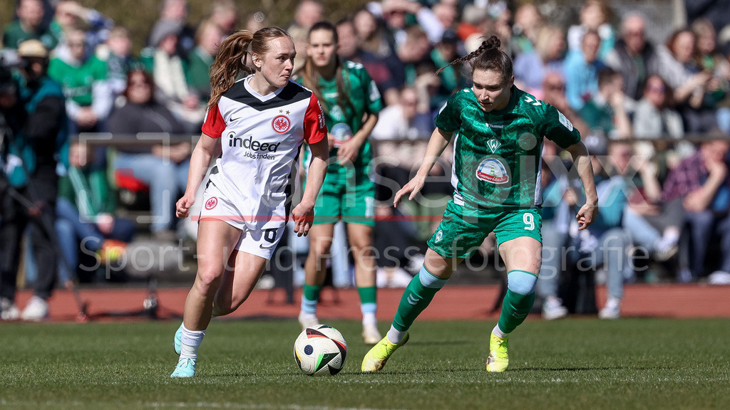 Fussball, Google Pixel Frauen-Bundesliga, SV Werder Bremen - Eintracht Frankfurt | v.li.: Lisanne Gräwe (Eintracht Frankfurt, 8) und Sophie Weidauer (SV Werder Bremen, 9) im Zweikampf, Duell, Dynamik, Aktion, Action, Spielszene, DIE DFB-RICHTLINIEN UNTERSAGEN JEGLICHE NUTZUNG VON FOTOS ALS SEQUENZBILDER UND/ODER VIDEOÄHNLICHE FOTOSTRECKEN. DFB REGULATIONS PROHIBIT ANY USE OF PHOTOGRAPHS AS IMAGE SEQUENCES AND/OR QUASI-VIDEO.