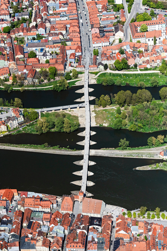dr__0062574.jpg | REGENSBURG 09.05.2021 Fluß - Brückenbauwerk " Steinerne Brücke " über die Ufer der Donau in der Innenstadt in Regensburg im Bundesland Bayern, Deutschland. // River - bridge construction " Steinerne Bruecke " on danube river in the district Innenstadt in Regensburg in the state Bavaria, Germany. Foto: Daniel Reiter