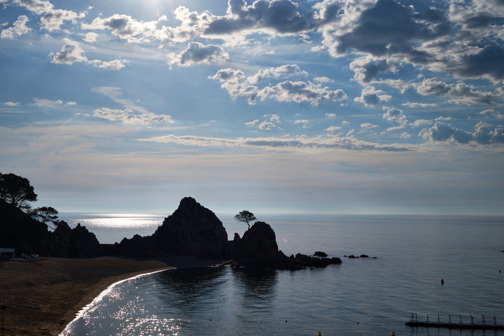 Küsten Impressionen von Tossa de Mare | Tossa de Mare, Frankreich - May 12, 2024: Küsten Impressionen von Tossa de Mare mit Wolken. - Realisiert mit Pictrs.com
