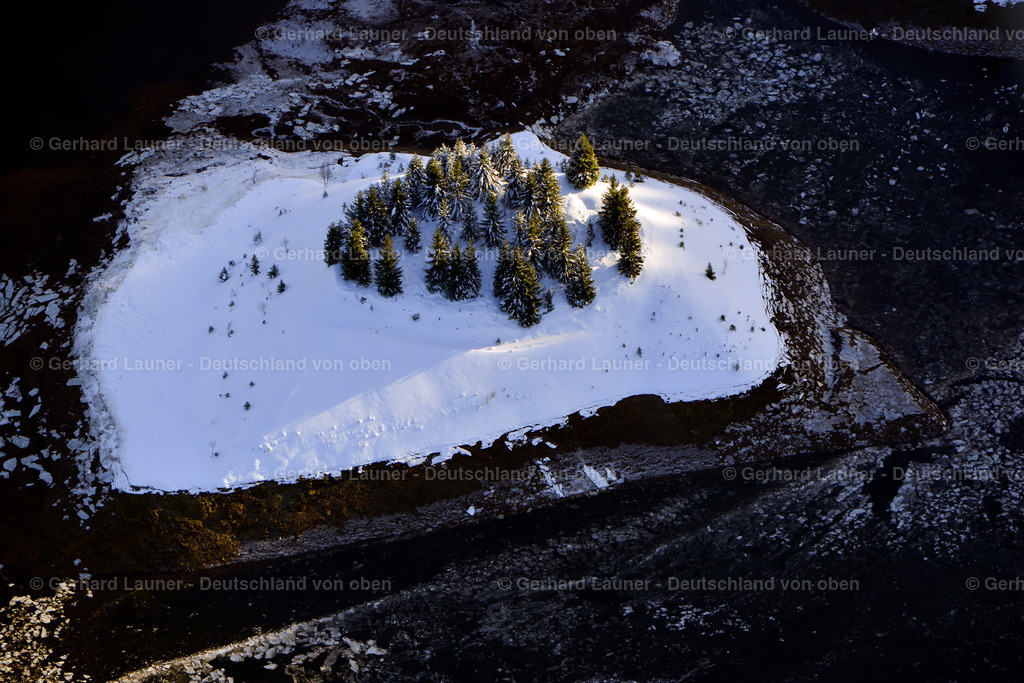 3700183 | schneebedeckte Insel im Unterbecken Pumpspeicherwerk Goldisthal