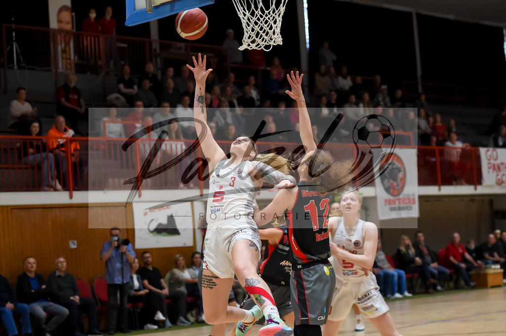 PANNOE20211010_014 | Basketball, Frauen: Marina Dzinic (Eigner Angels Noerdlingen) und Samantha Fuehring (GiroLive-Panthers Osnabrueck) im Zweikampf beim Spiel der Toyota DBBL zwischen GiroLive-Panthers Osnabrueck und Eigner Angels Noerdlingen im datos – home of the panthers am 10.10.2021 in Osnabrueck, Deutschland. - Realisiert mit Pictrs.com