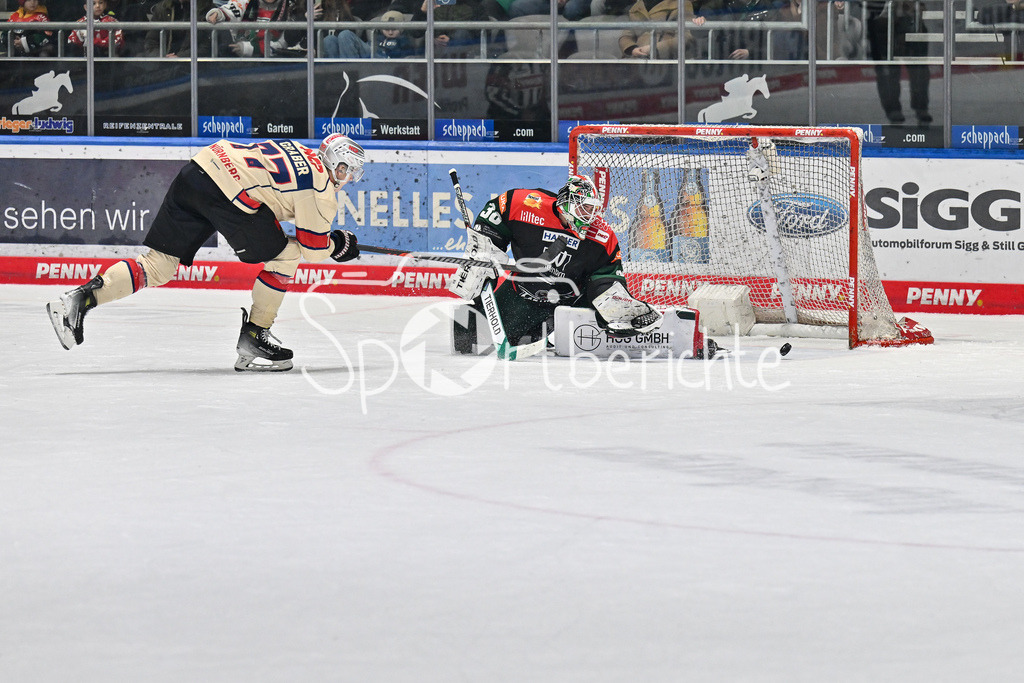 Augsburger Panther - Nürnberg Ice Tigers | scheitert mit seinem Penalty an Strauss MANN (Augsburger Panther #38) - Will GRABER (Nürnberg Ice Tigers #77) / DEL: Augsburger Panther - Nuernberg Ice Tigers, Curt Frenzel Stadion am 03.01.2025