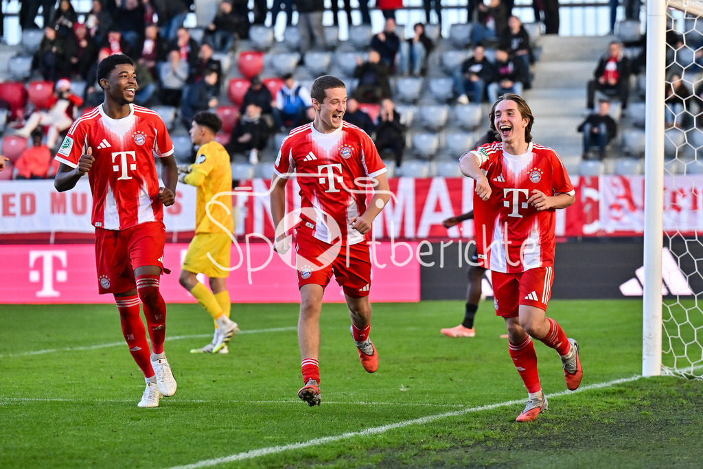 FC Bayern München U19 - Sporting Lissabon U19 | MUNICH, GERMANY - 09. DECEMBER: Jubel der Bayern nach dem Treffer zum 3-1 durch Bohdan OLYCHENKO (FC Bayern München U19 11) / Tor / Torschuetze / Freude / Happy während dem Match zwischen der U19 des FC Bayern München und der U19 von Sporting Lissabon am 6. Spieltag der UEFA Youth League Ligaphase am FC Bayern Campus