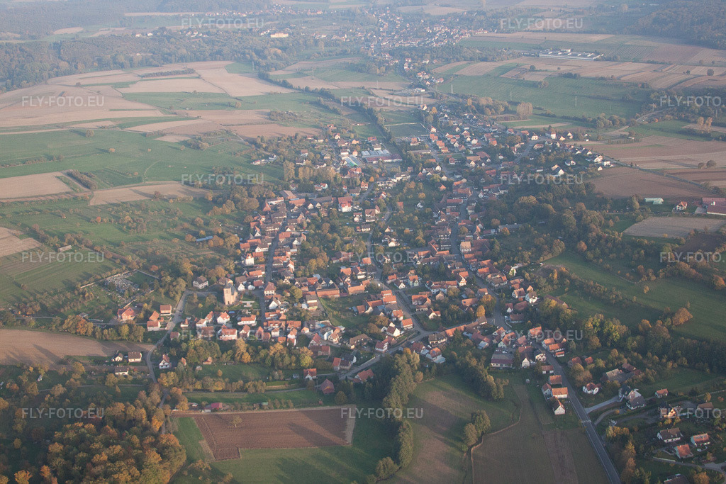 Vue aérienne: Vue de la ville à Mitschdorf dans le département Bas Rhin, France. Photo: IMG_54218.jpg prise le 21/10/2012 par Werner Riehm/FLY-FOTO.euRésolution de l'original: 4752 x 3168 px