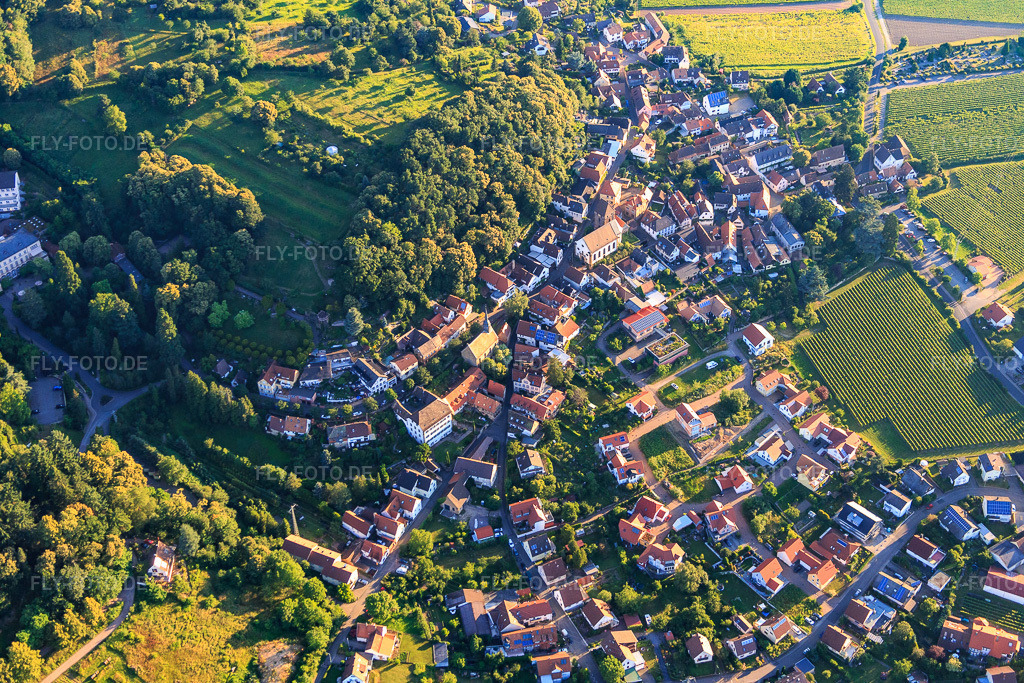 Luftbild: St. Stephanus und Martin-Bucer-Kirche in Gleisweiler im Bundesland Rheinland-Pfalz in Deutschland. – Foto: IMG_091616.jpg vom 10.07.2016 durch Werner Riehm/FLY-FOTO.de – Auflösung des Originals: 5472 x 3648 px – WWW.EVKIRCHE-RHODT.DE