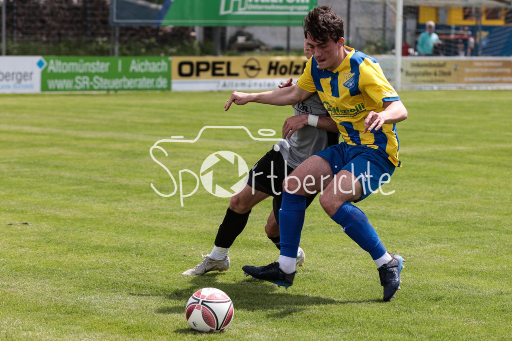 FC Pipinsried - SV Wacker Burghausen | Kenneth SIGL (SVW #10) im Duell mit Sebastian KESSLER (FCP #3) / Zweikampf