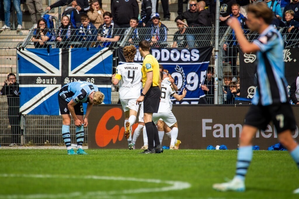 Fußball 3. Liga, Saison 2024/25, 33. Spieltag: Waldhof Mannheim gegen 1860 München***Jubel bei 1860 und Niedergeschlagenheit bei Waldhof nach dem Tor zum 3:0 | Fußball 3. Liga, Saison 2024/25, 33. Spieltag: Waldhof Mannheim gegen 1860 München***Jubel bei 1860 und Niedergeschlagenheit bei Waldhof nach dem Tor zum 3:0 - Realisiert mit Pictrs.com