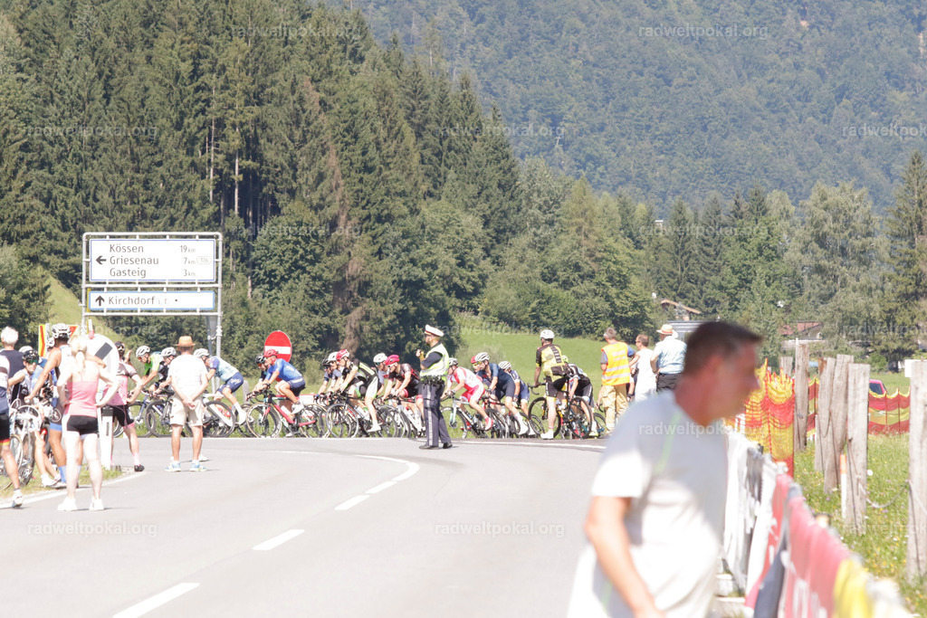 816_20230817_Bewerb_Maenner_Muehlanger | AUT - OESTERREICH, 2023-08-16: SPORT RENNRAD-FAHREN - 55. INTERNATIONALER RADWELTPOKAL IN ST. JOHANN IN TIROL  - Vintage-Radrennen mit WM-Bronze-Medaillen-Siegerin Christina Schweinberger, den Teilnehmer und Alexander Baumann (vom Orginastions-Team) - TAG 2 BEWERB MAENNER IN SECHS GRUPPEN  ; Foto: Roland Muehlanger
