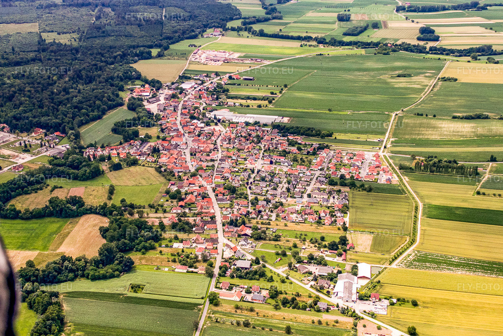 Vue aérienne: Vue du village depuis le nord-est à Niederrœdern dans le département Bas Rhin, France – .Photo: IMG_19067.jpg prise le 20/06/2009 par Werner Riehm/FLY-FOTO.eu – Résolution de l'original: 4752 x 3168 px