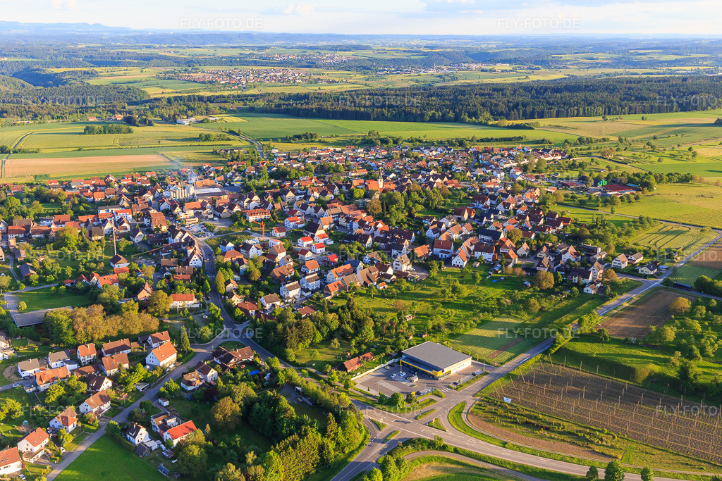 Luftbild: Ortsansicht aus Norden im Ortsteil Hochdorf in Nagold im Bundesland Baden-Württemberg in Deutschland. Foto: IMG_114840.jpg vom 31.05.2019 durch Werner Riehm/FLY-FOTO.de