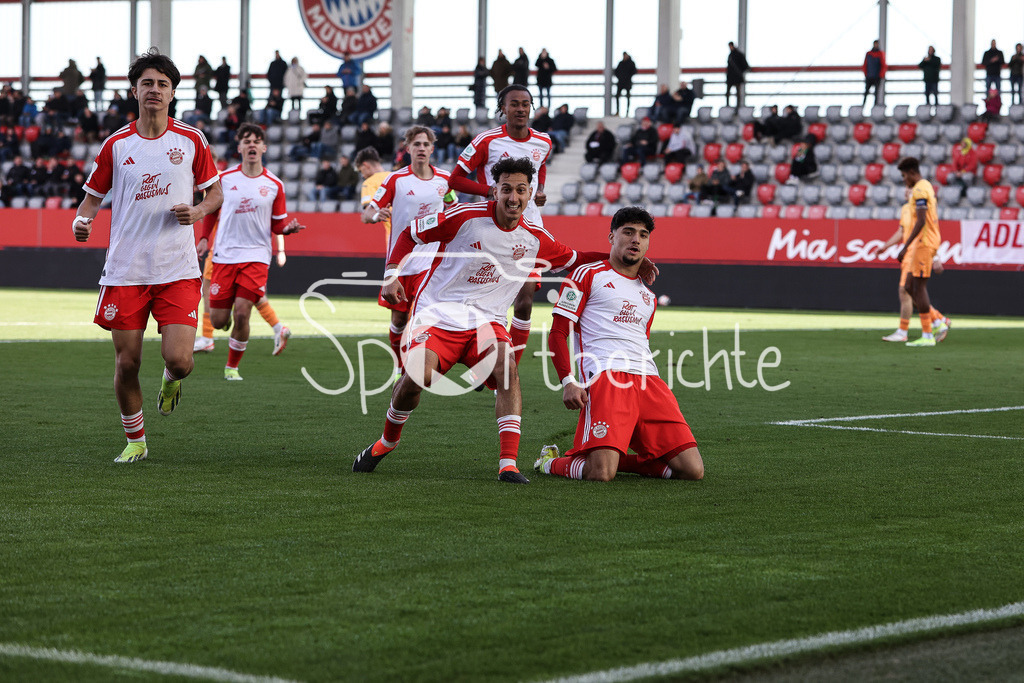 FC Bayern München U19 - TSG 1899 Hoffenheim U19 | Jubel nach dem Treffer zum 1-o fuer den FC Bayern durch Emirhan DEMIRCAN (FCB #11) / Torschuezte / Tor / Freude / Happy