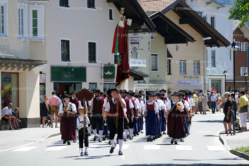news-2022-Juli17-Musikumzug-Reutte-DSD03113-Steeg | Info aus dem Bezirk Reutte/Ausserfern Tirol sowie eine umfangreiche Bilddatenbank über die gesamte Region: Lechtal, Talkessel Reutte, Tannheimertal, Zwischentoren. Lech, Plansee, Zugspitze, Grenztunnel, B179, Fernpassstraße, Verkehr, Lawinen, Tradition, - Realisiert mit Pictrs.com
